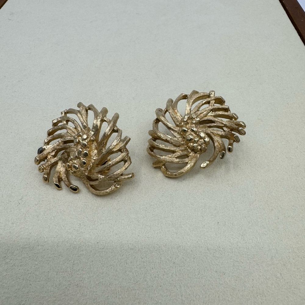 Vintage Monet signed earrings